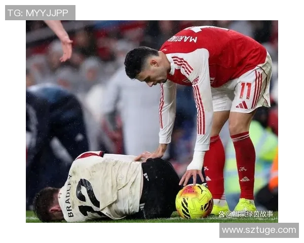 足球明星因左手骨折缺席比赛伤情照片引发球迷关注与担忧